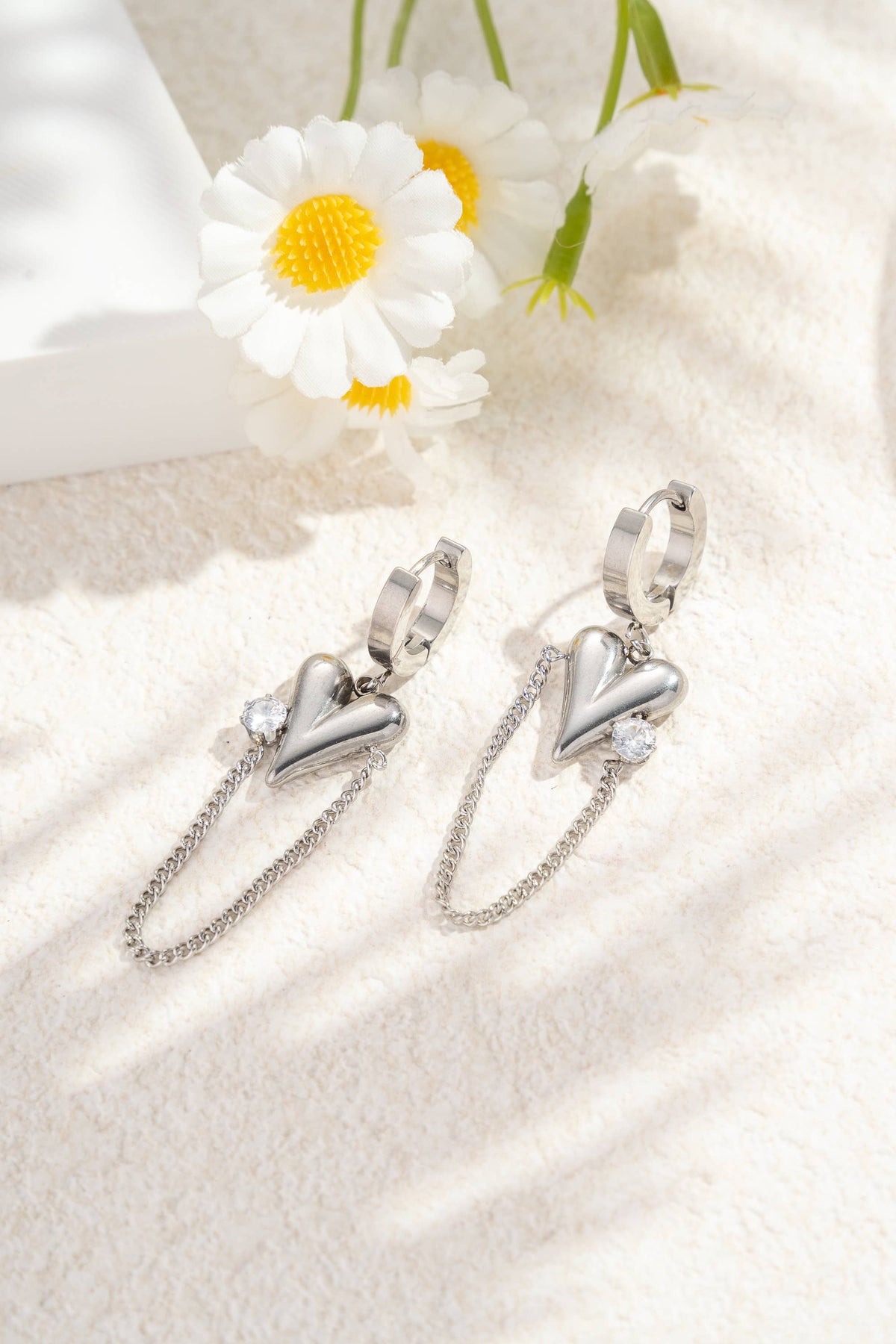 Boucles d’oreilles cœur doré chaîne fine et strass élégant