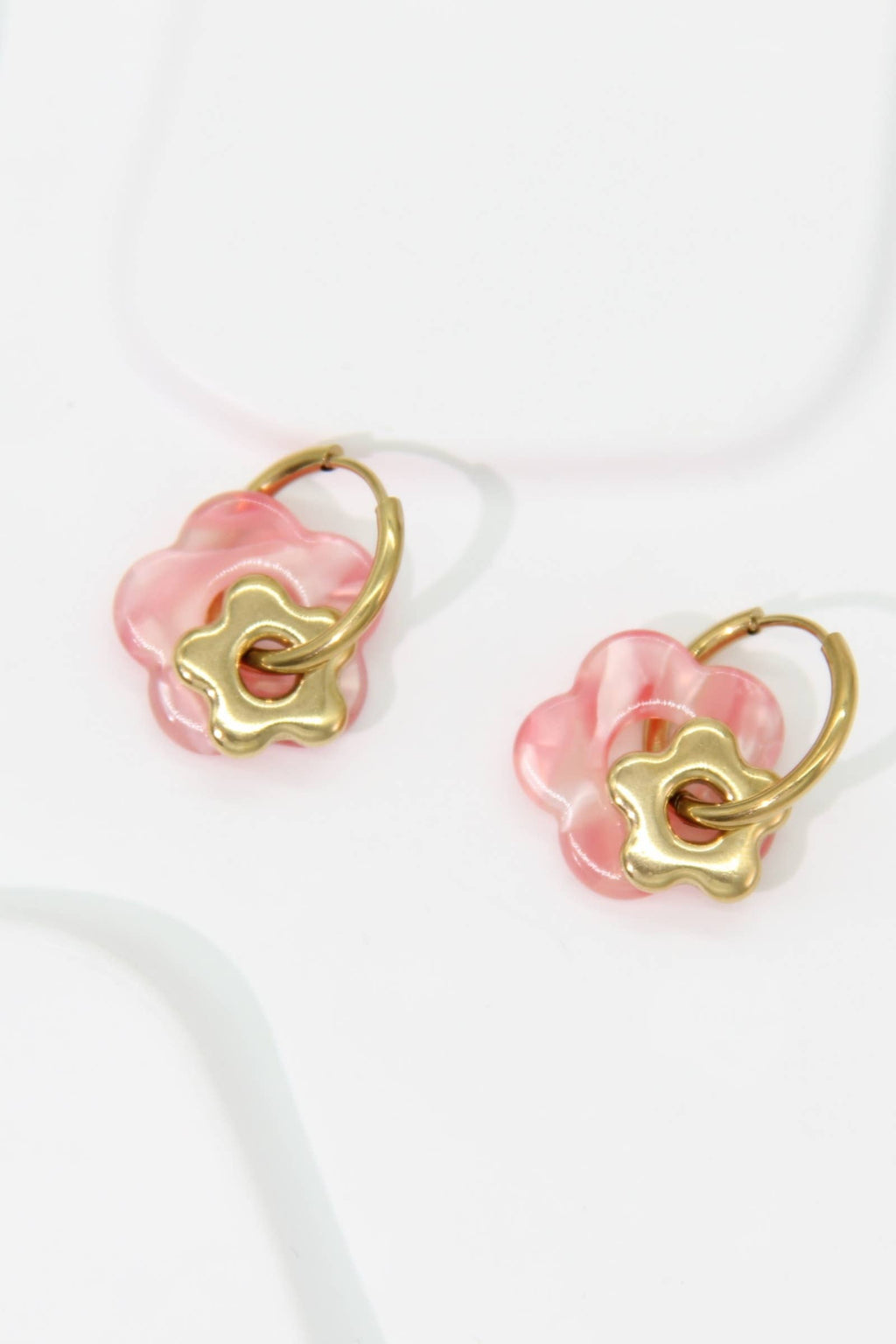 Boucles d’Oreilles Fleur Résine – Acier Inoxydable Doré