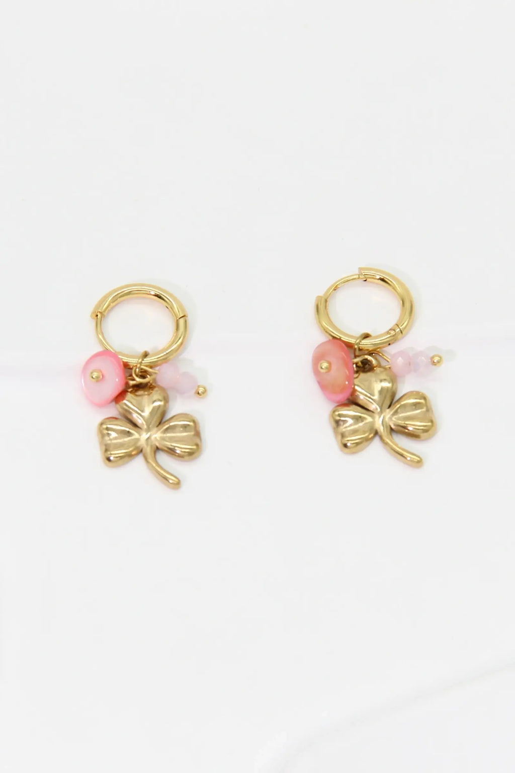 Boucles d’Oreilles Trèfle Doré & Perles Roses Créoles