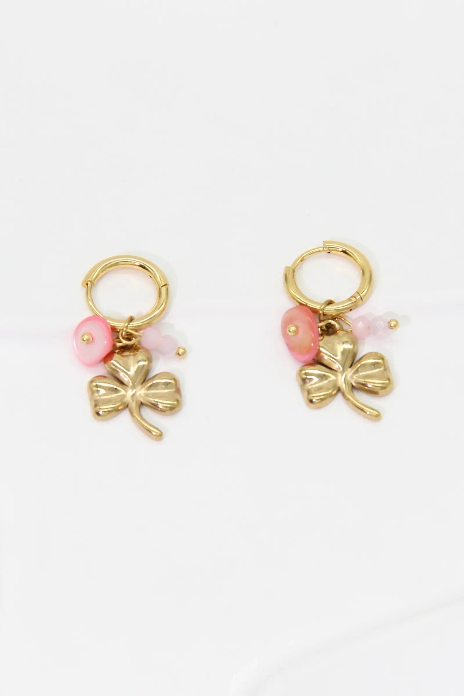 Boucles d’Oreilles Trèfle Doré & Perles Roses Créoles