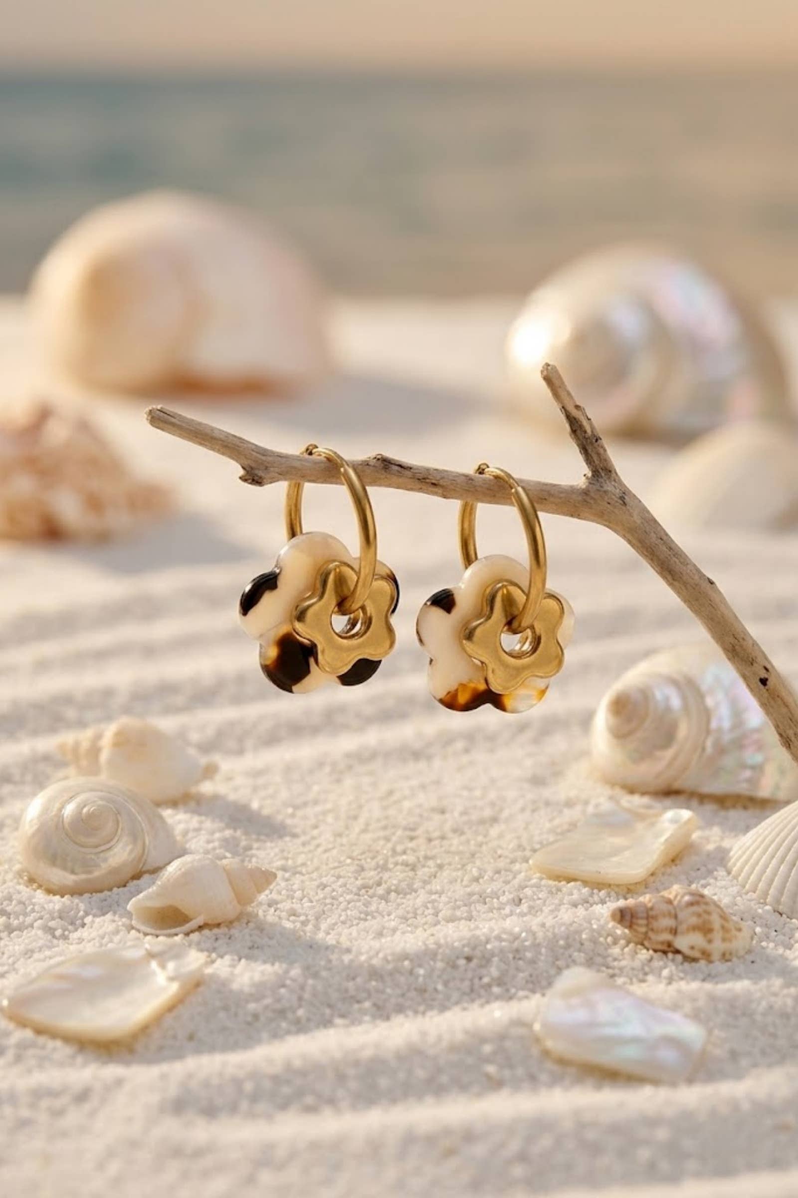 Boucles d’Oreilles Fleur Résine – Acier Inoxydable Doré