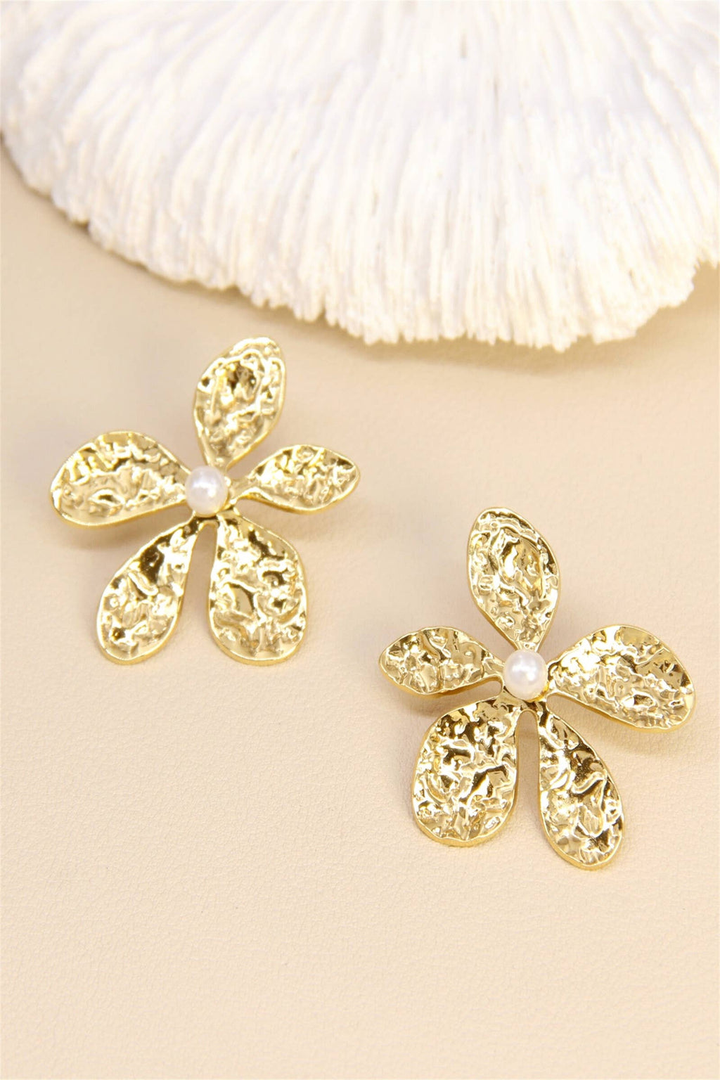 Boucles D'Oreilles Fleur Martelée En Acier Doré Avec Perle