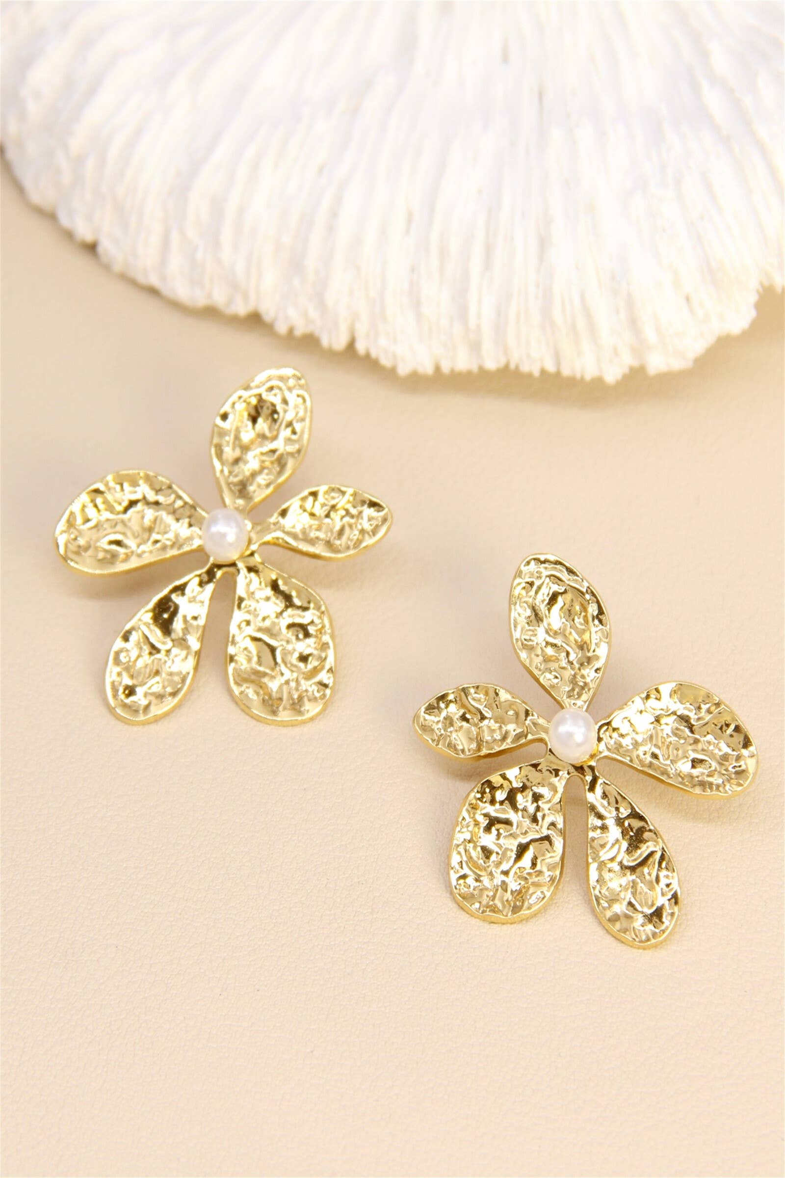 Boucles D'Oreilles Fleur Martelée En Acier Doré Avec Perle
