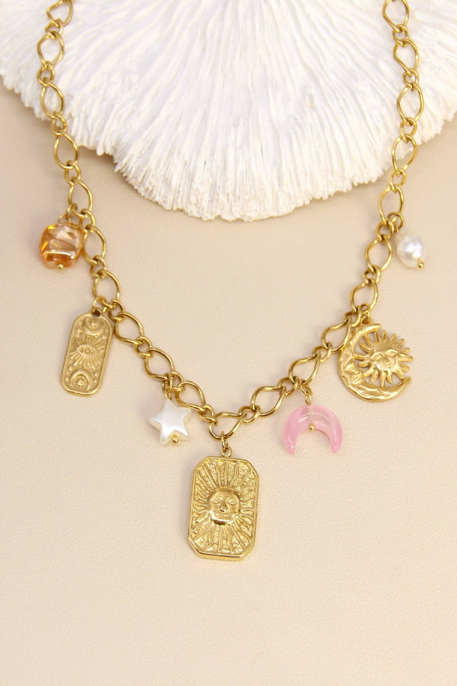 Collier Médaillon Soleil Avec Breloques Astrales En Acier