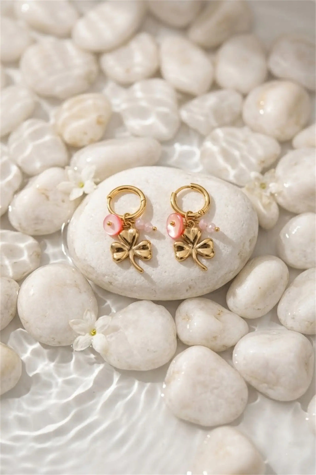 Boucles d’Oreilles Trèfle Doré & Perles Roses Créoles