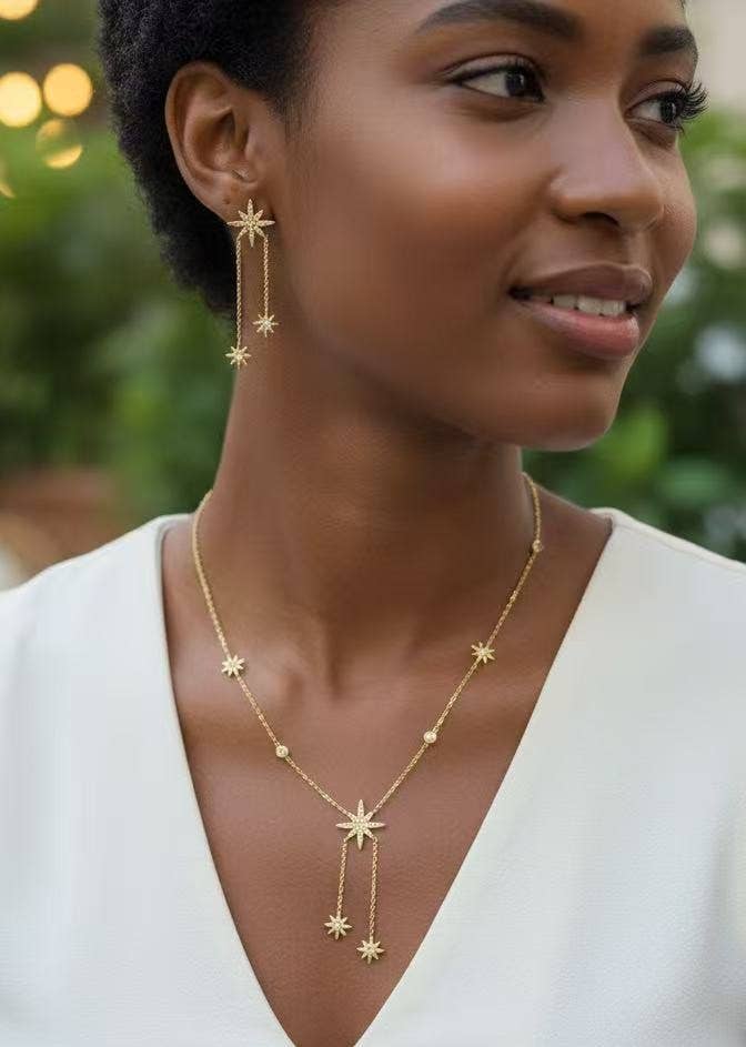 Boucles d’oreilles dorées étoile pendante chaîne fine strass