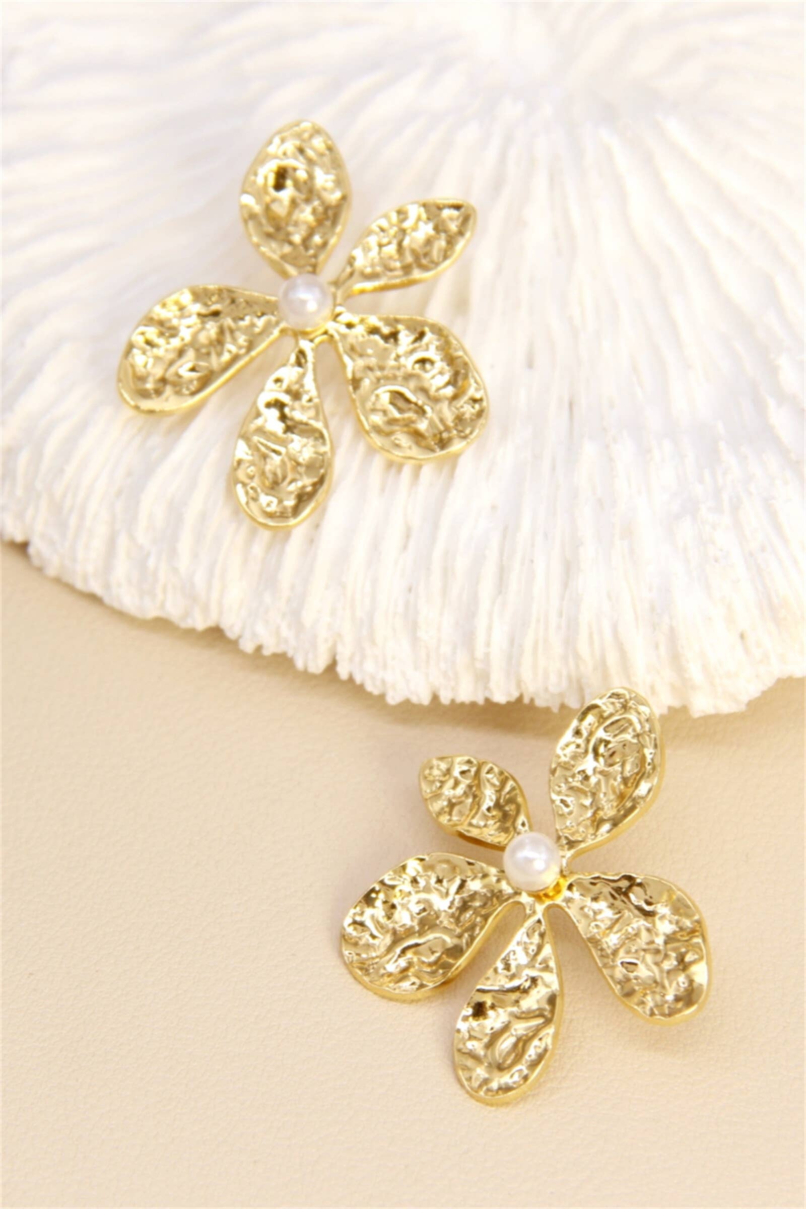 Boucles D'Oreilles Fleur Martelée En Acier Doré Avec Perle