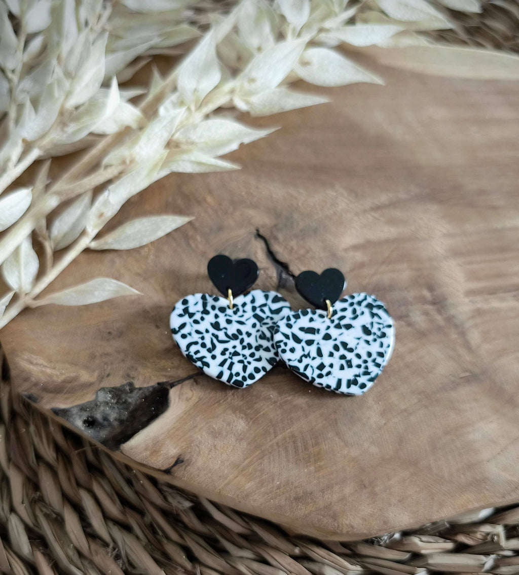 Boucles d'oreilles acrylique coeur tigré noir