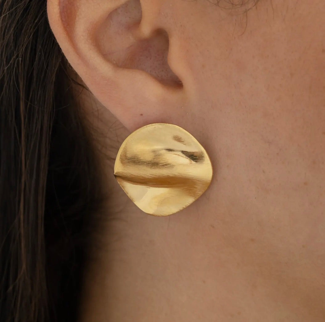Boucles d’oreilles ondulée effet brossée