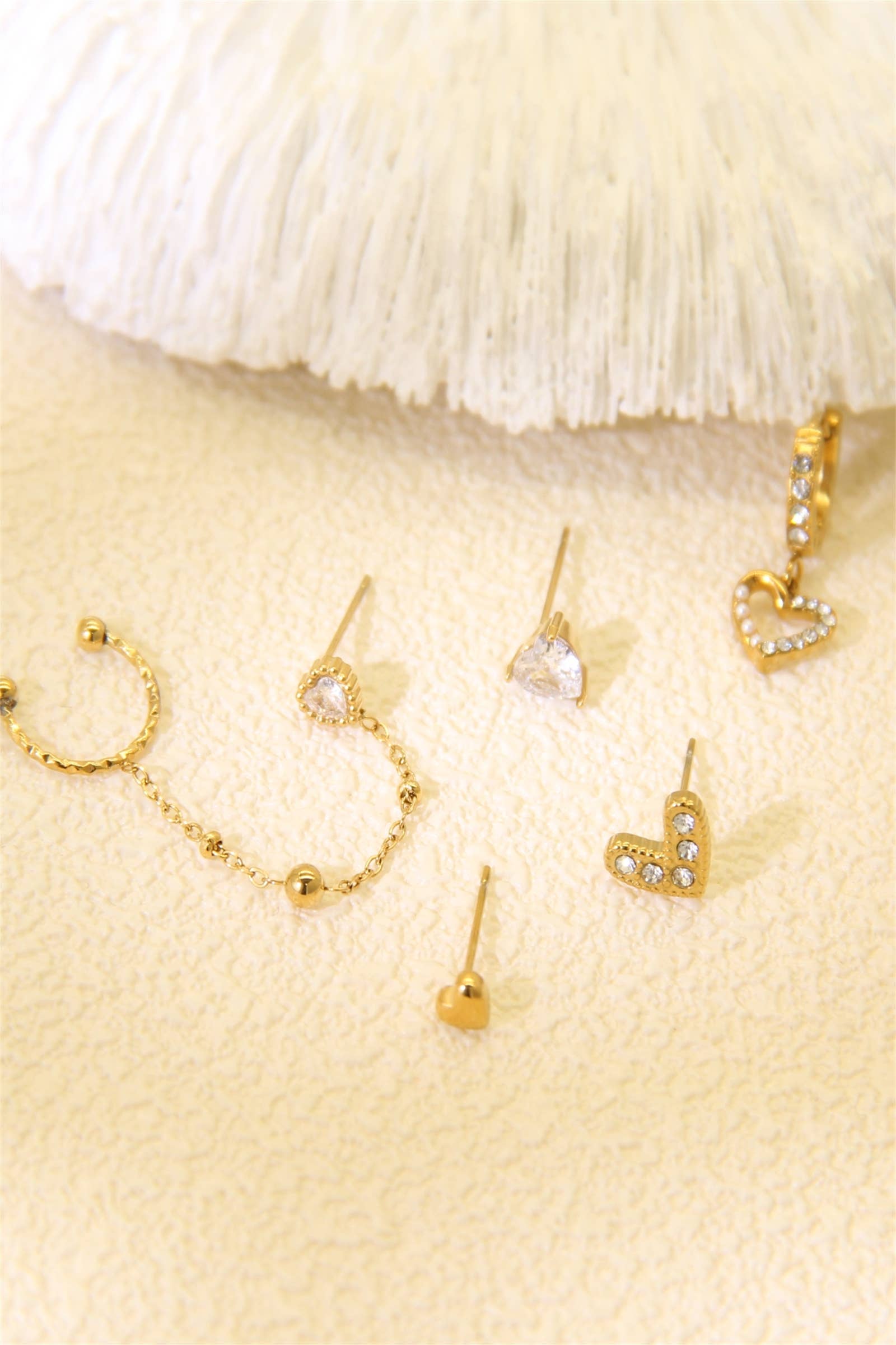 Lot de 6 Piercings Oreille Cœur Cristal – Mono Boucles Dorée