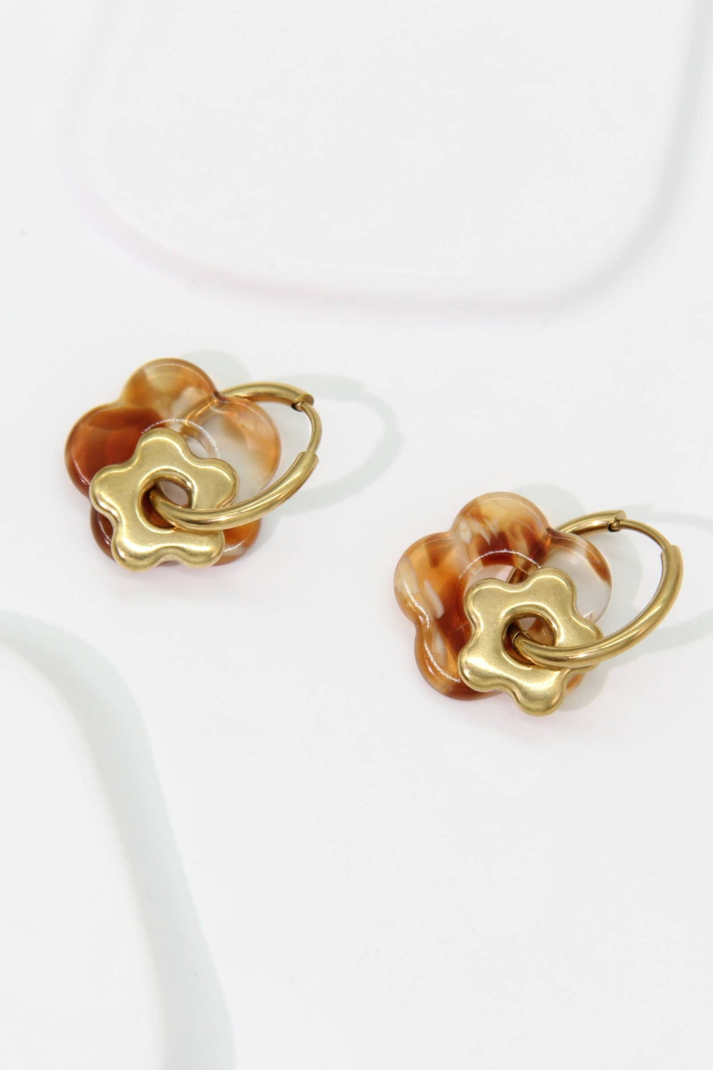 Boucles d’Oreilles Fleur Résine – Acier Inoxydable Doré