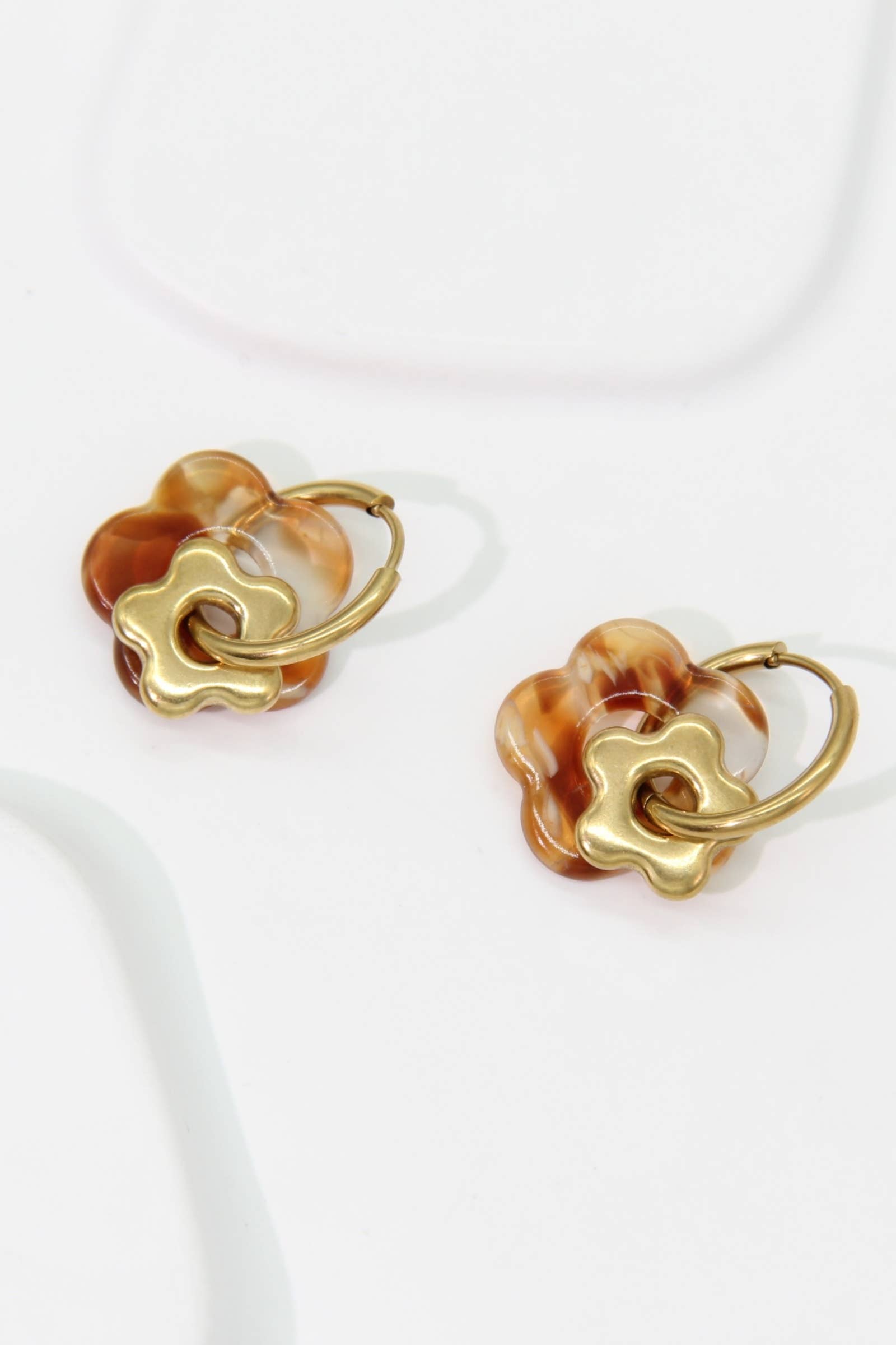 Boucles d’Oreilles Fleur Résine – Acier Inoxydable Doré