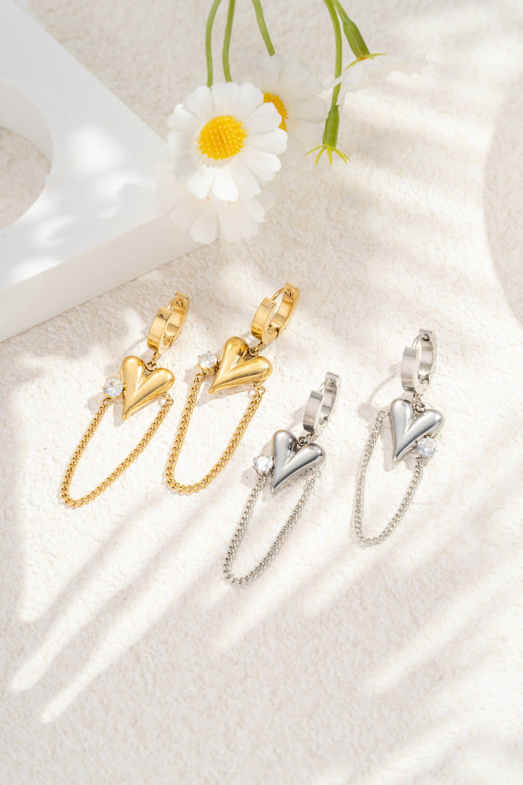 Boucles d’oreilles cœur doré chaîne fine et strass élégant