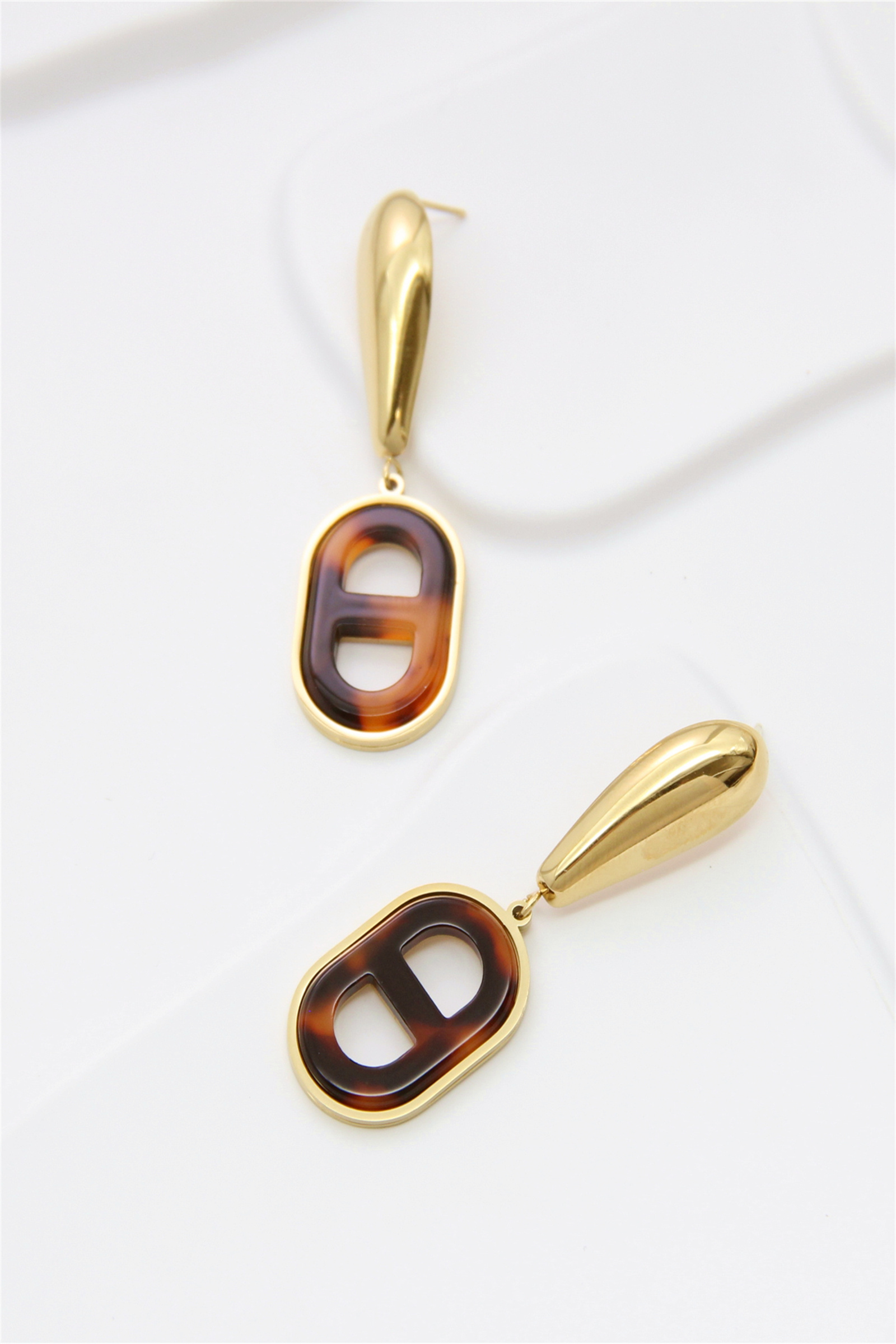 Boucles d’Oreilles Pendantes Goutte Dorée & Résine Écaille