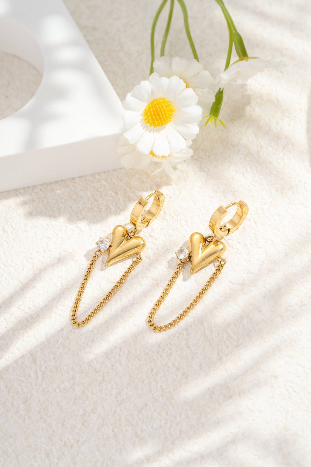 Boucles d’oreilles cœur doré chaîne fine et strass élégant