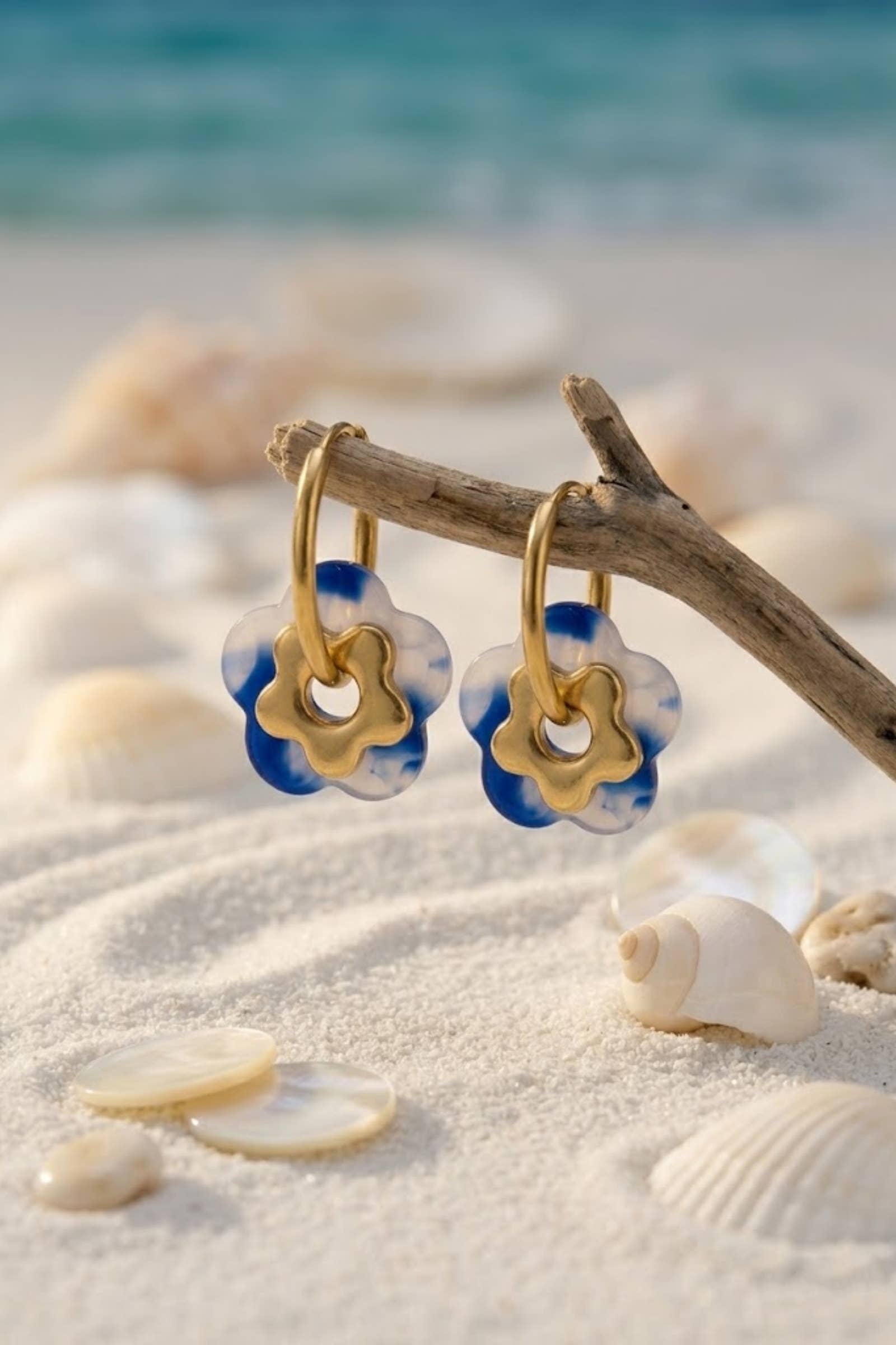 Boucles d’Oreilles Fleur Résine – Acier Inoxydable Doré