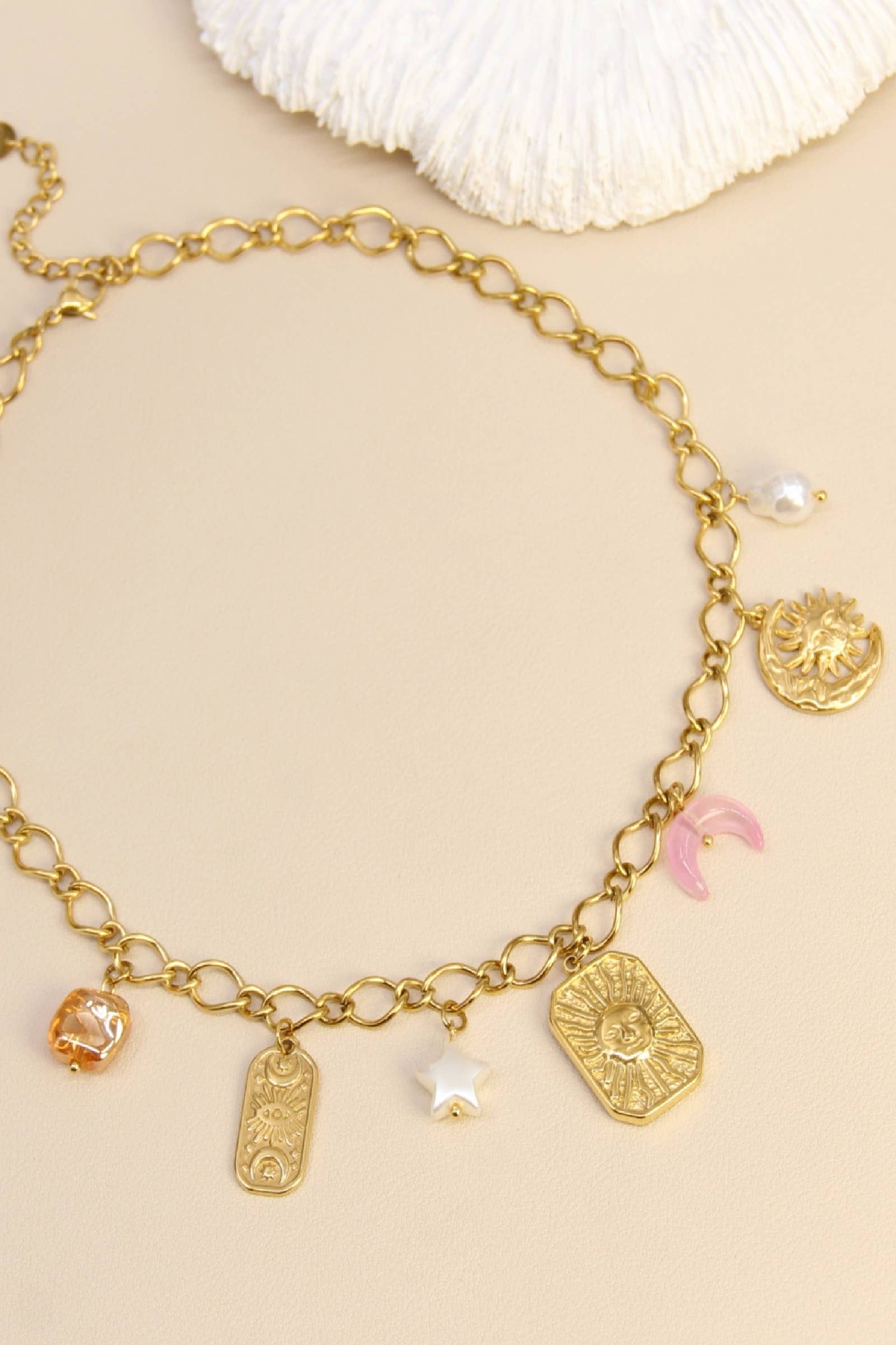 Collier Médaillon Soleil Avec Breloques Astrales En Acier