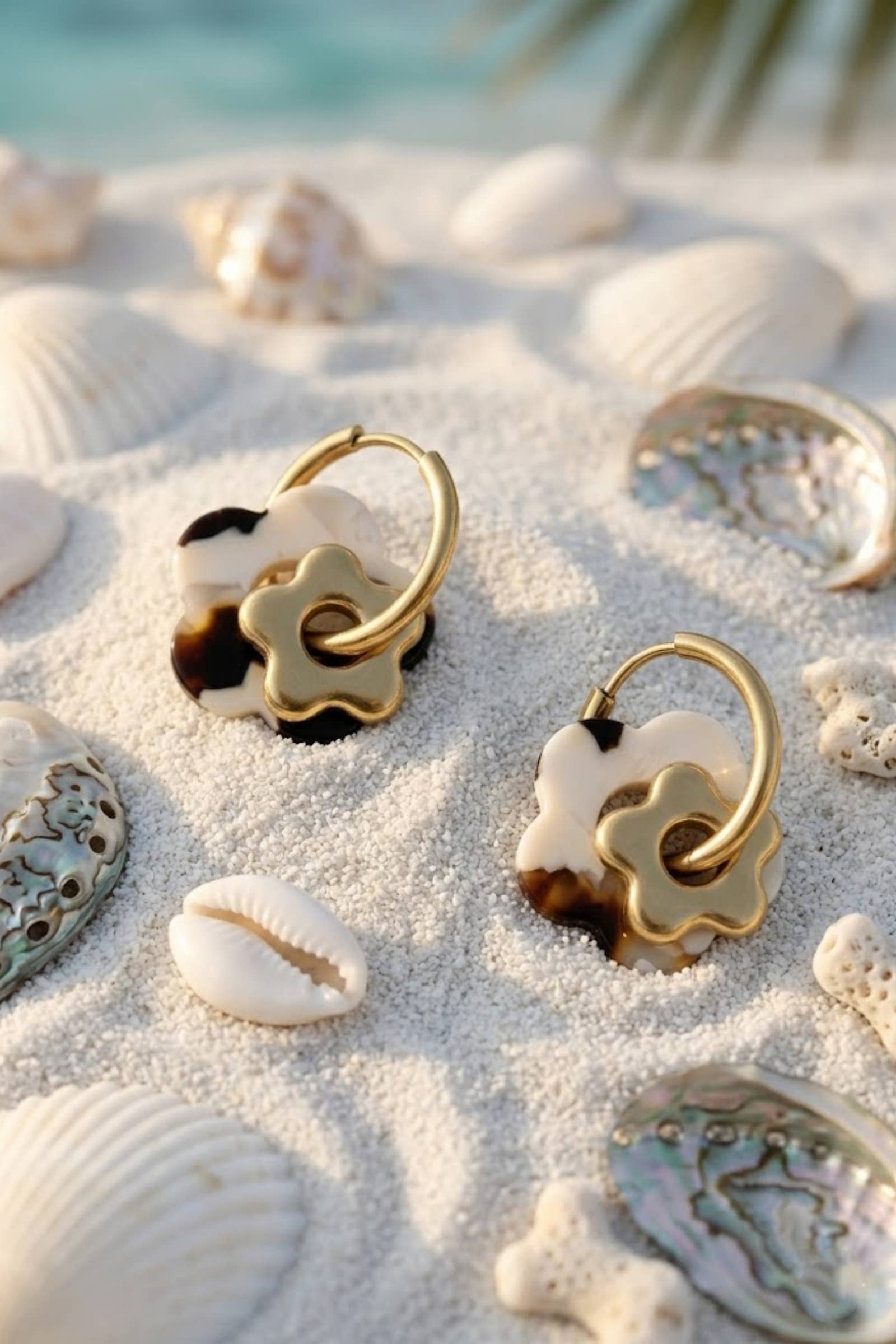 Boucles d’Oreilles Fleur Résine – Acier Inoxydable Doré