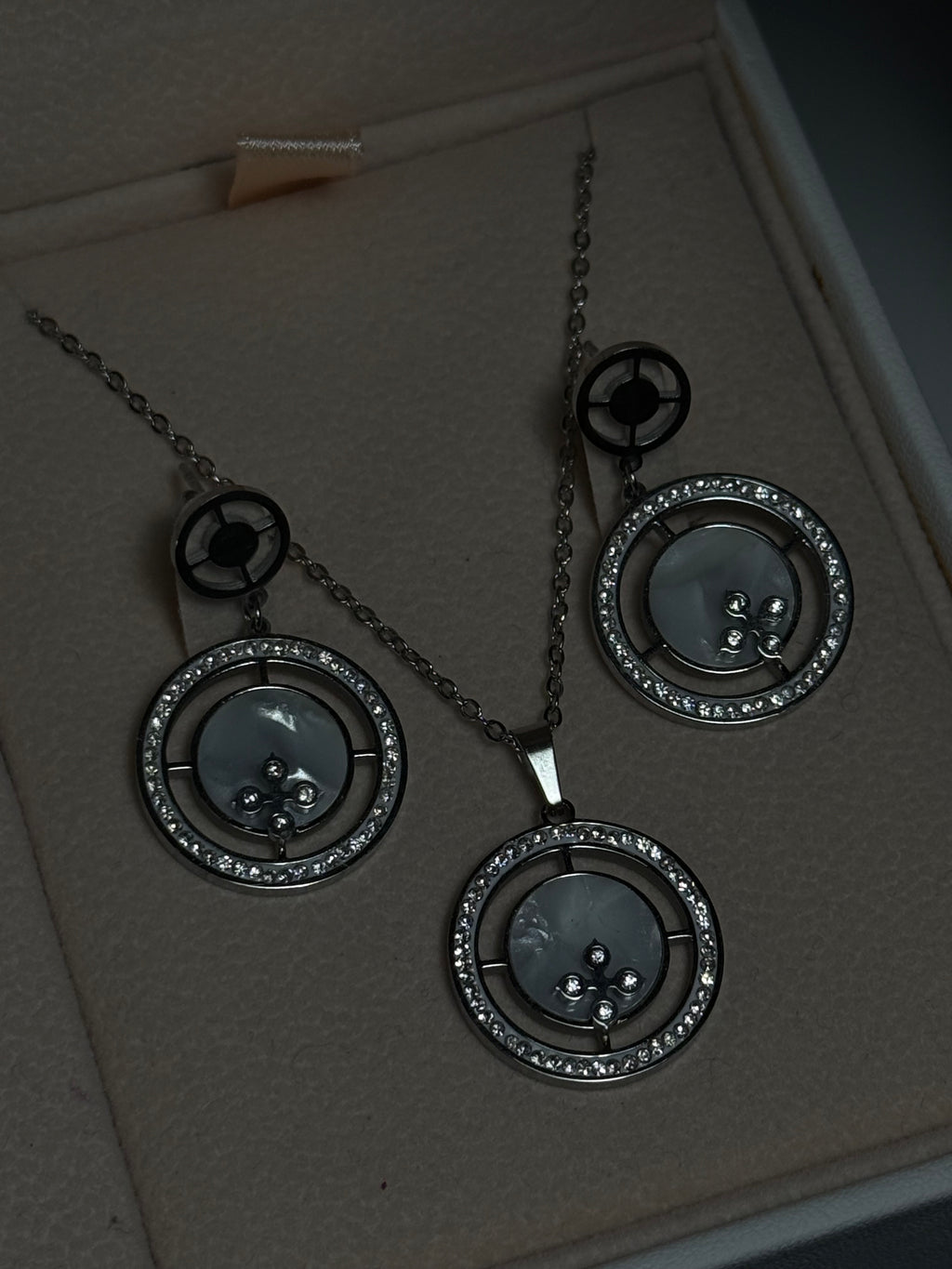 Parure montre - collier - boucle d’oreille