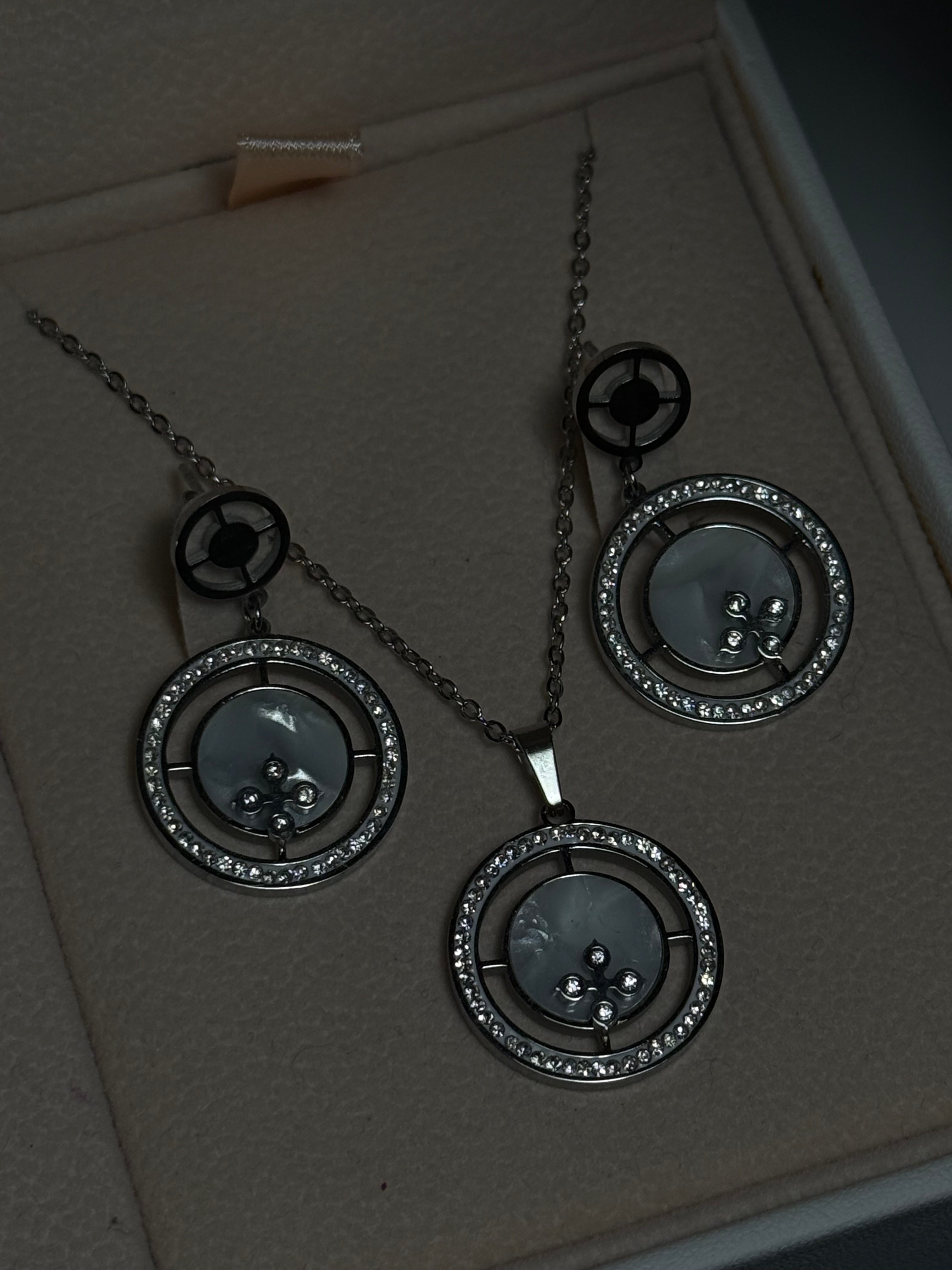 Parure montre - collier - boucle d’oreille