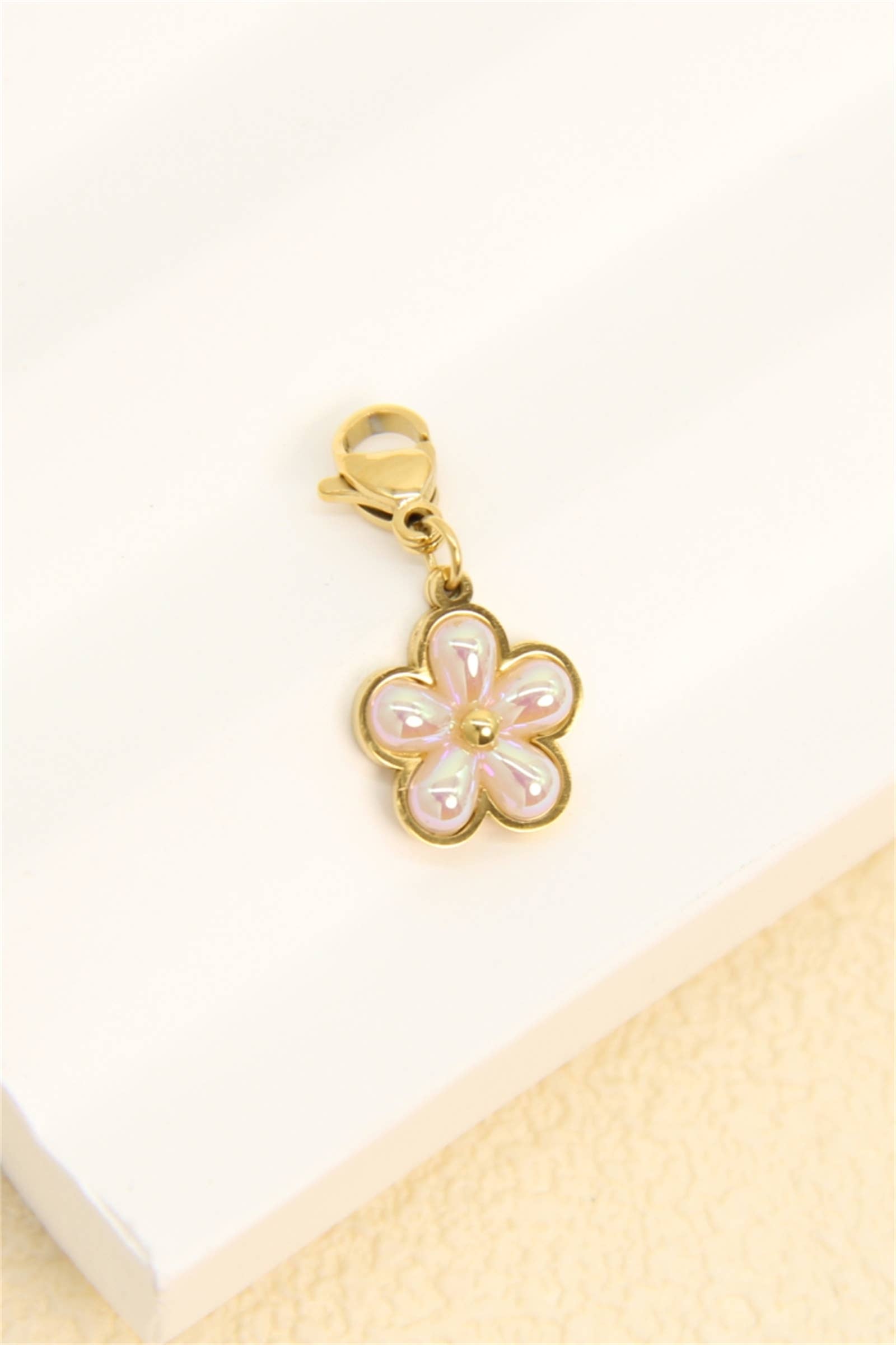 Charm Fleur Nacrée – Acier Inoxydable Doré | Charms Élégant