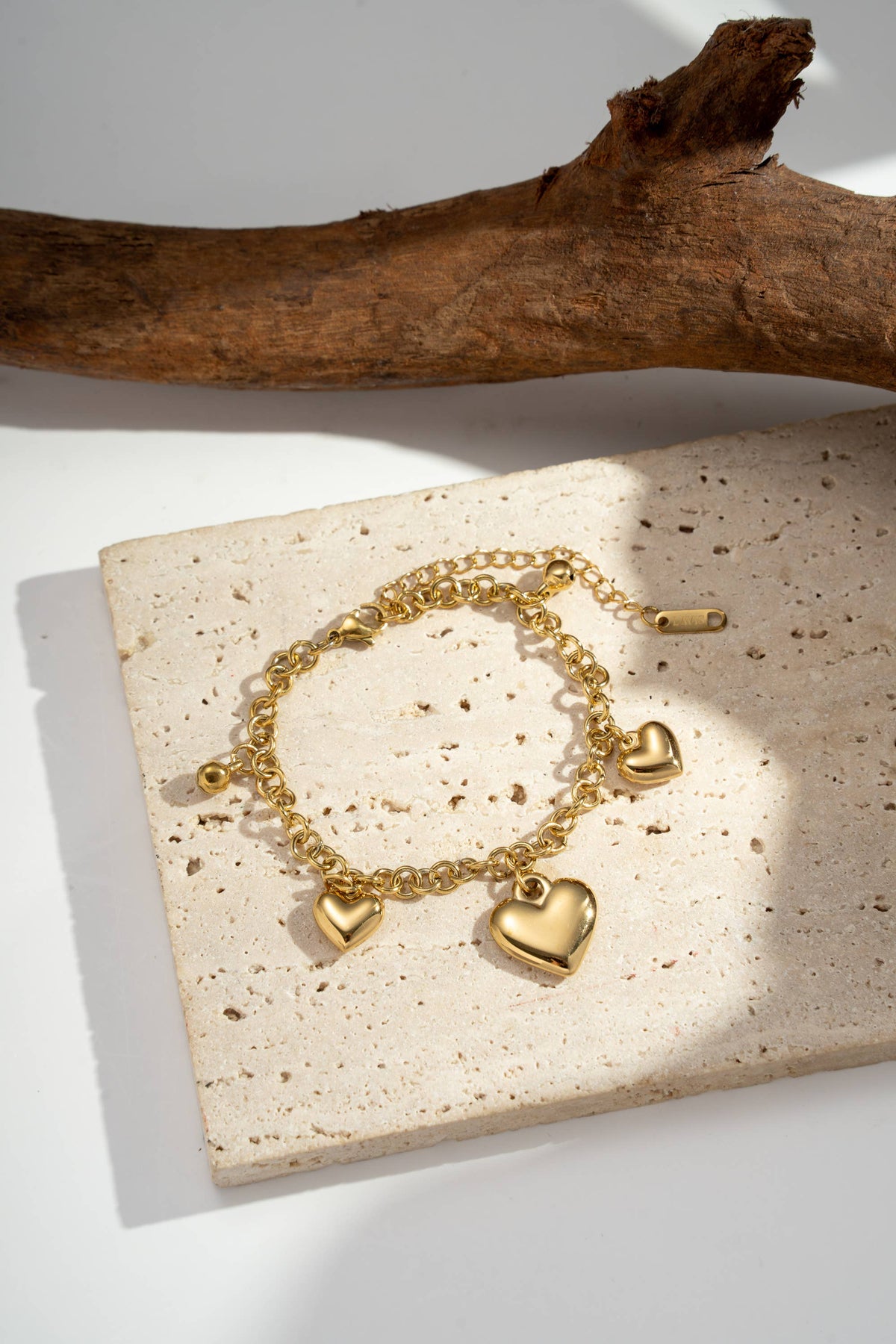 Bracelet maillons larges doré avec breloque cœur en acier