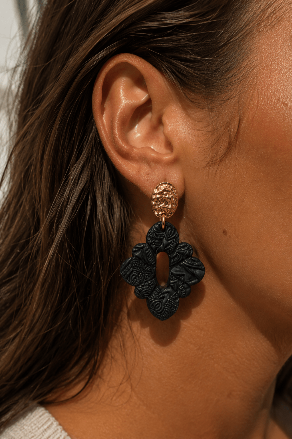 SOPHIA – Boucles d'oreilles en argile 3 couleurs dorées