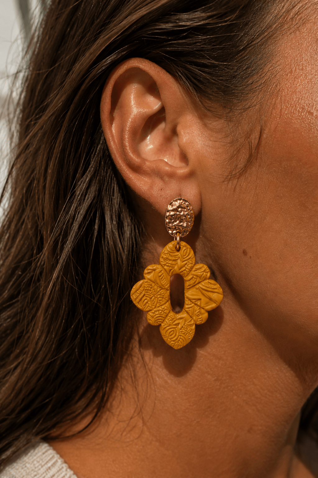 SOPHIA – Boucles d'oreilles en argile 3 couleurs dorées