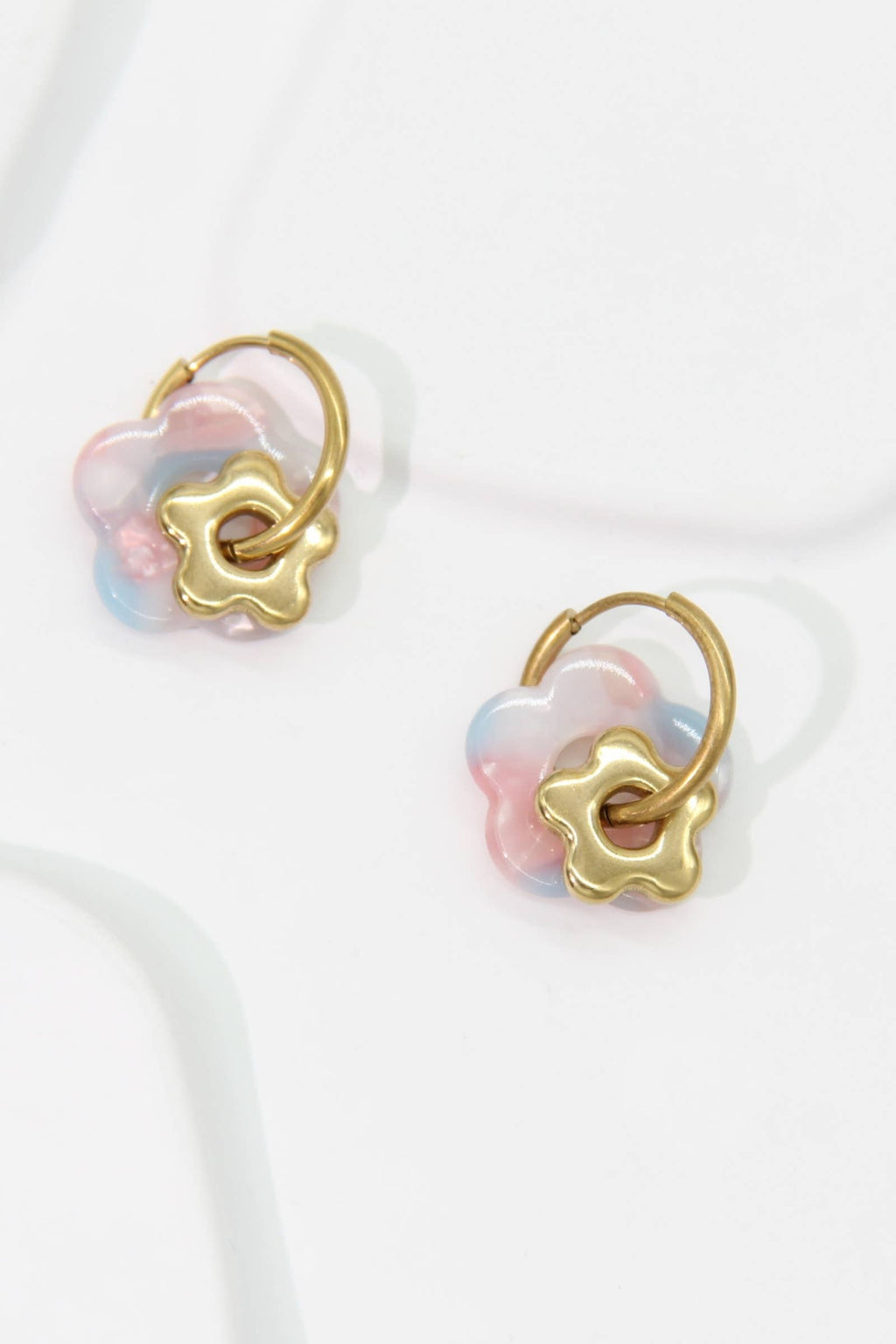 Boucles d’Oreilles Fleur Résine – Acier Inoxydable Doré