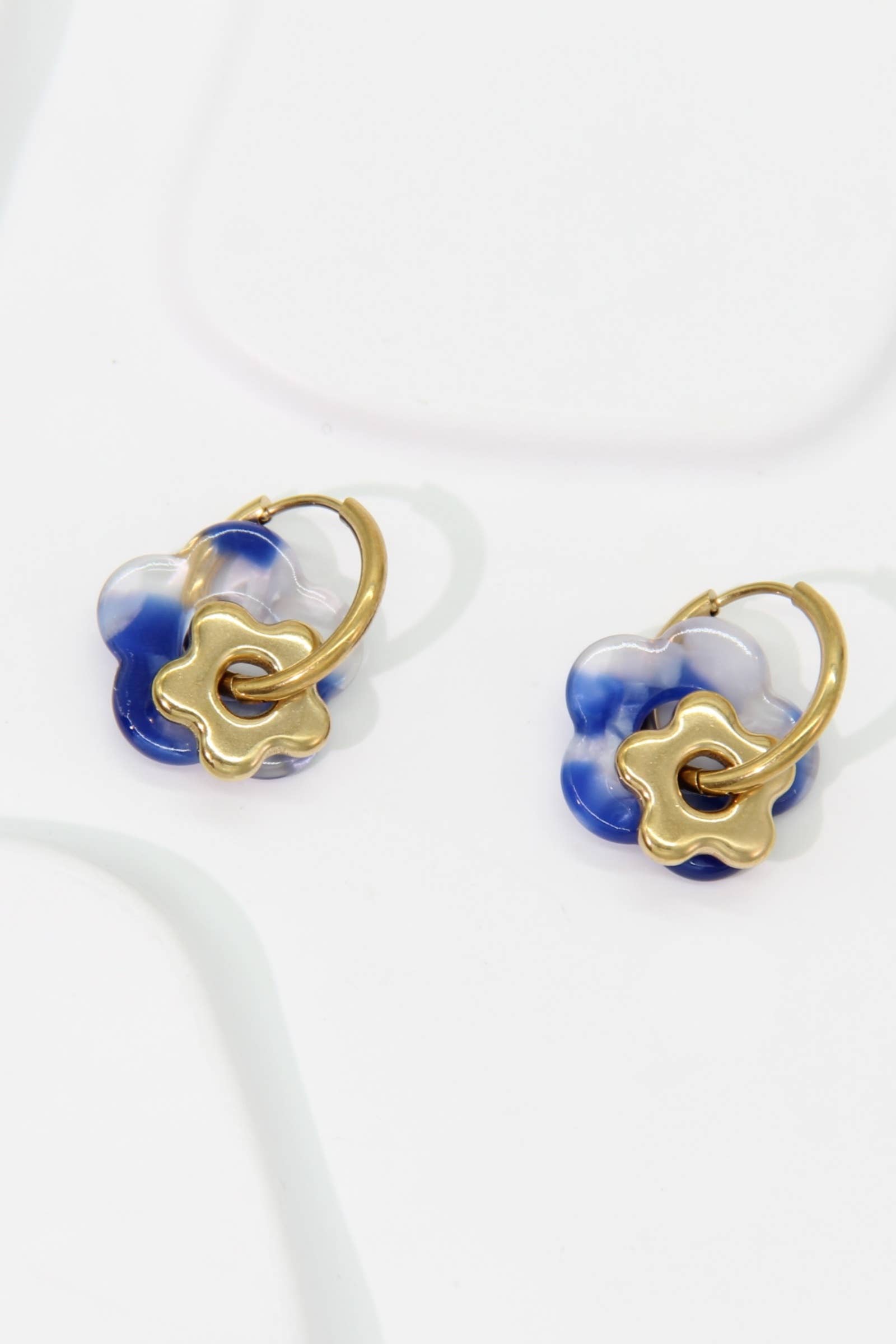 Boucles d’Oreilles Fleur Résine – Acier Inoxydable Doré
