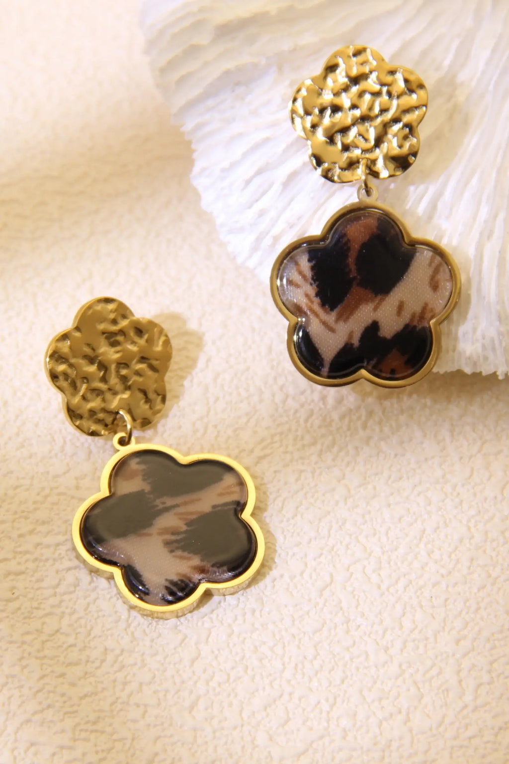 Boucles d’Oreilles Fleur en Résine Marbrée – Finition Dorée