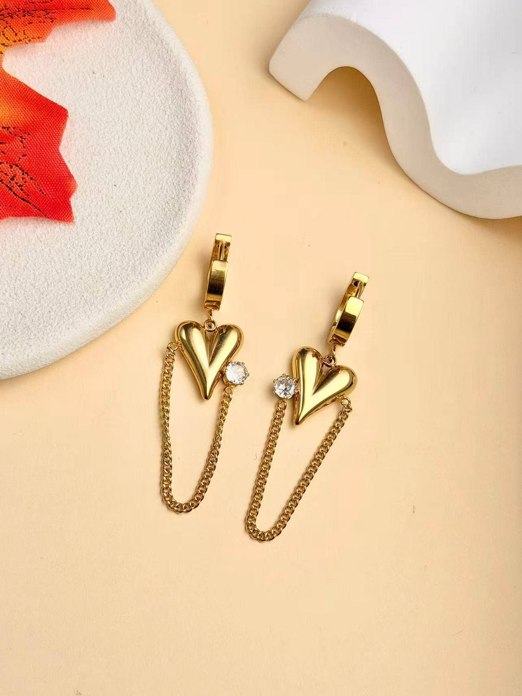 Boucles d’oreilles cœur doré chaîne fine et strass élégant
