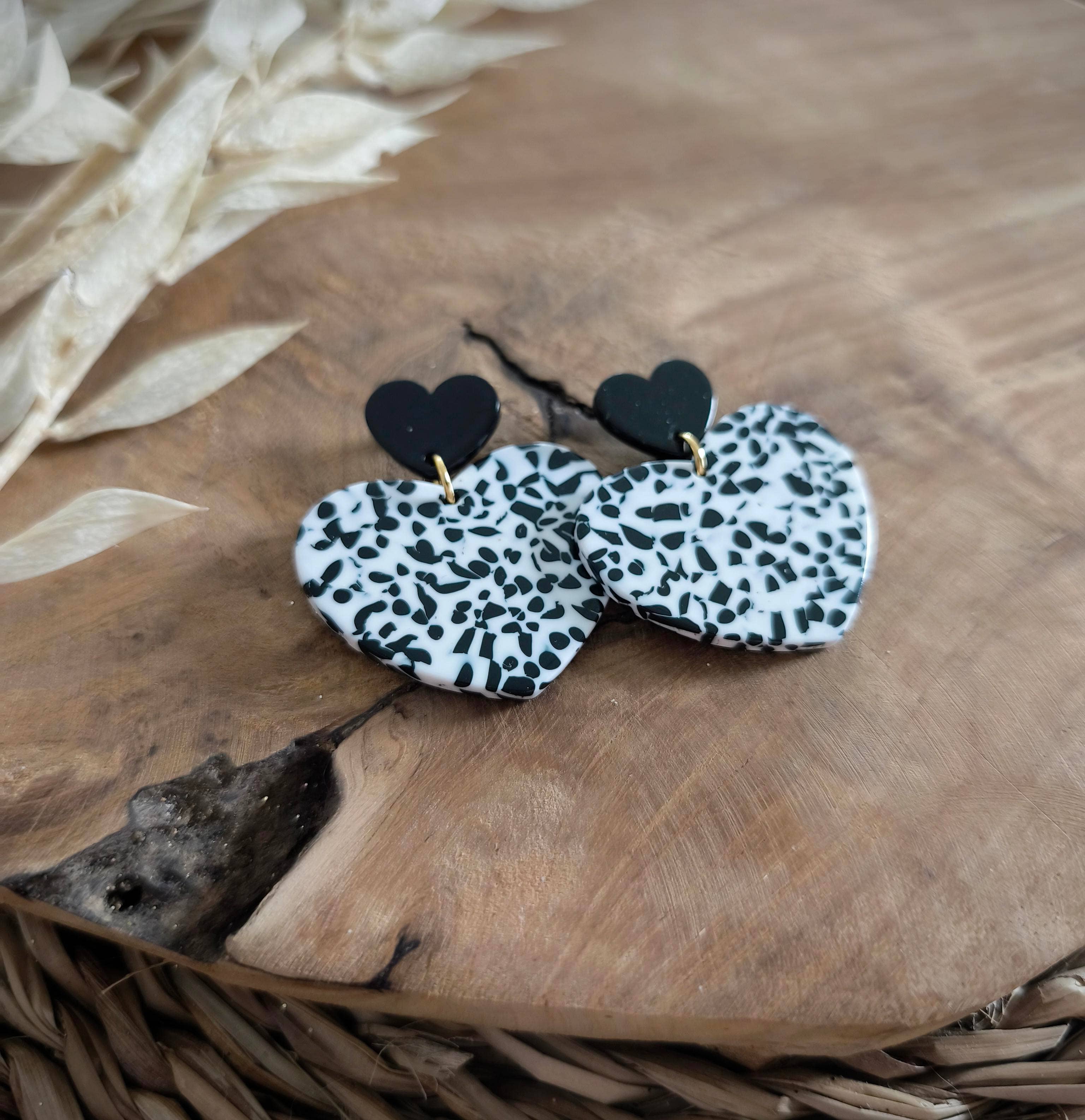 Boucles d'oreilles acrylique coeur tigré noir