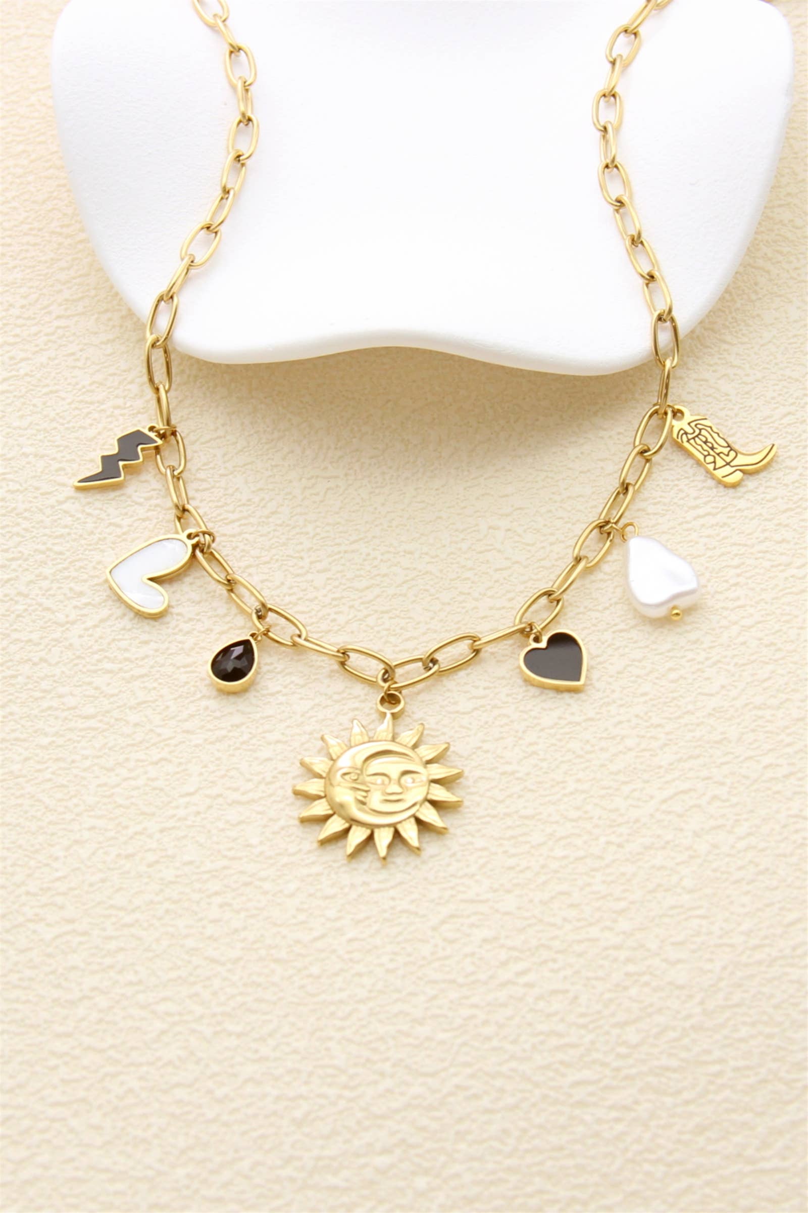 Collier Charms Soleil & Cœurs – Acier Inoxydable Doré Z2