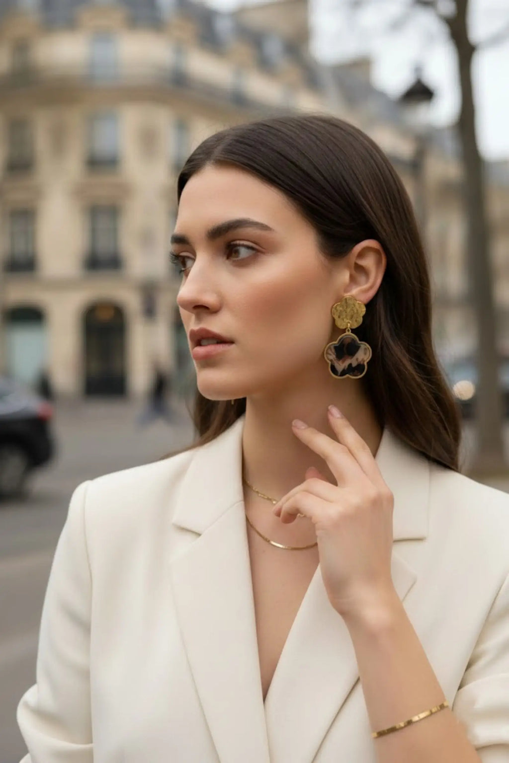 Boucles d’Oreilles Fleur en Résine Marbrée – Finition Dorée