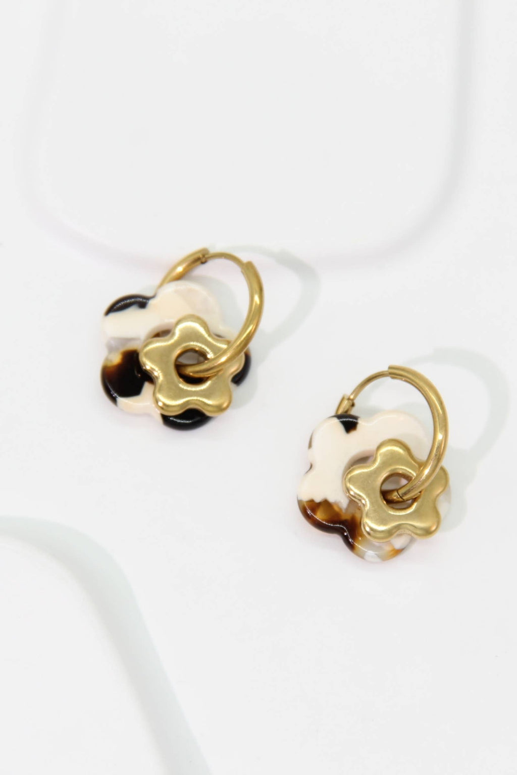 Boucles d’Oreilles Fleur Résine – Acier Inoxydable Doré
