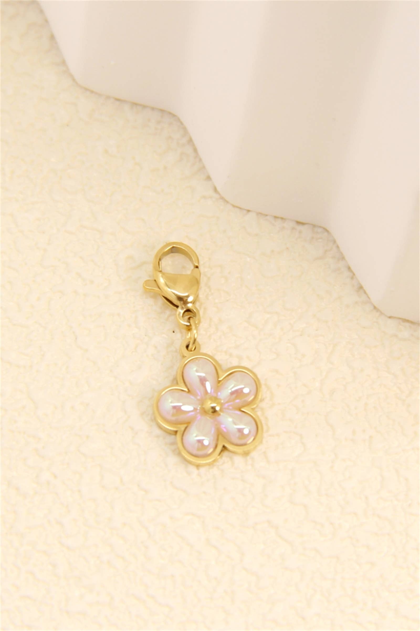 Charm Fleur Nacrée – Acier Inoxydable Doré | Charms Élégant